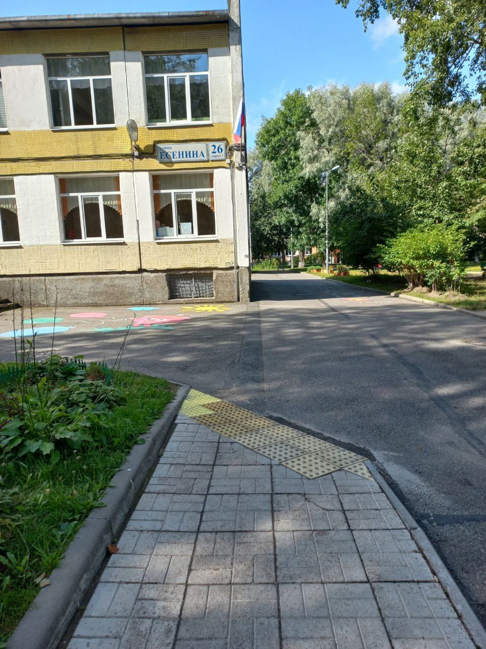 дорожка к зданию, обозначенная тактильной плиткой