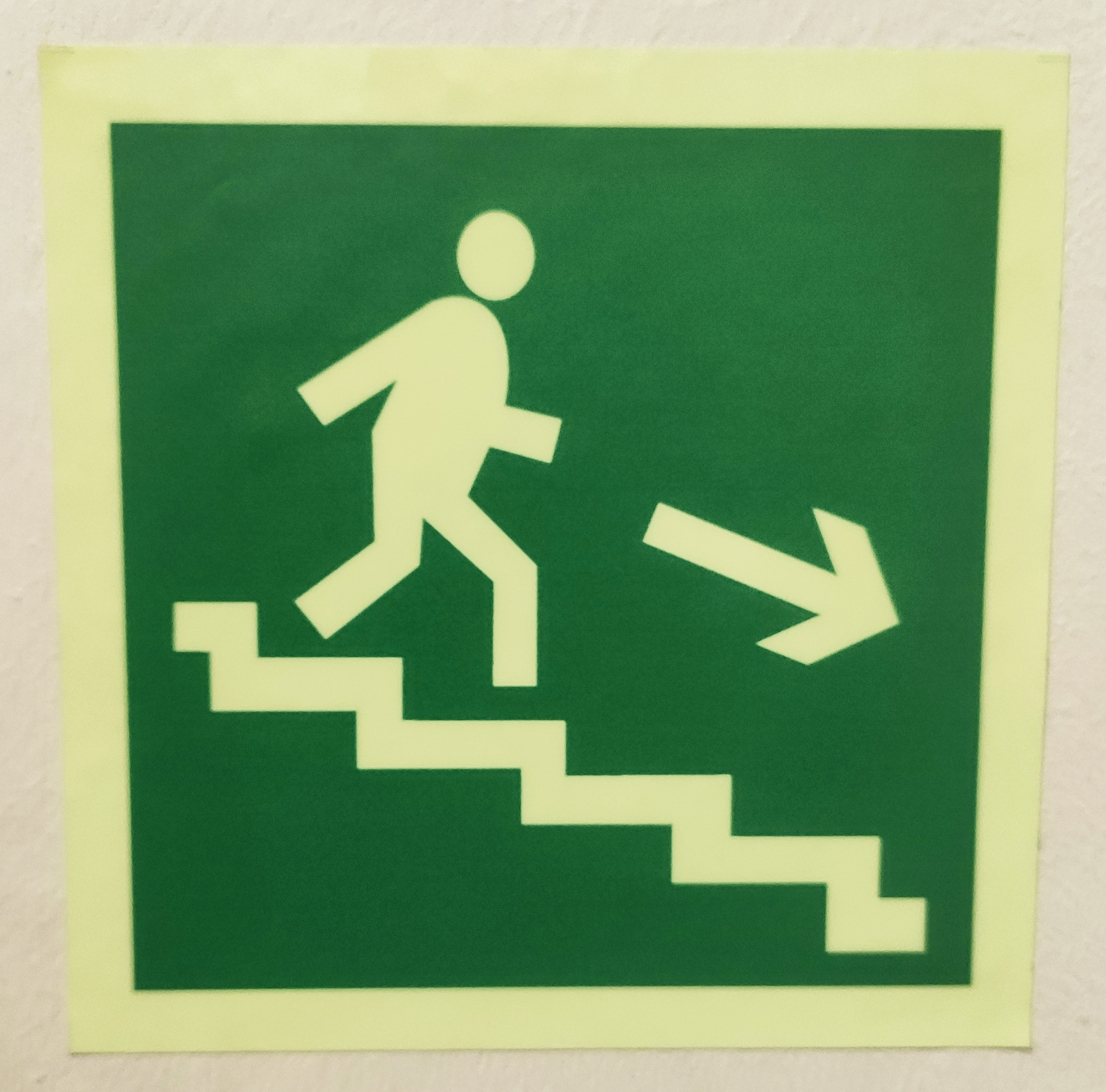 Табличка с человеком бегущим вниз по ступенькам